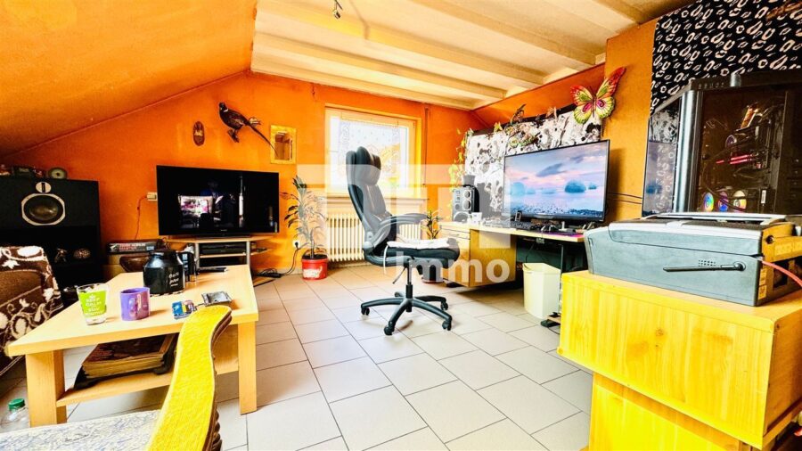 Hochwertiges Drei- bis Vierfamilienhaus in erhobener Ortsrandlage mit Panoramablick - DG Wohn / Esszimmer / Schlafbereich